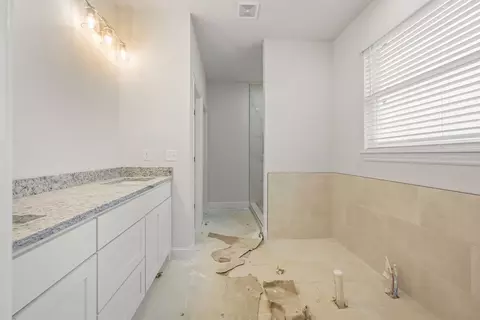 Bath - 7791 Range Ave, Springdale, AR 72762 photo 2 of 3