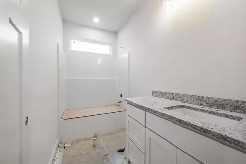 Bath - 7791 Range Ave, Springdale, AR 72762 photo 3 of 3