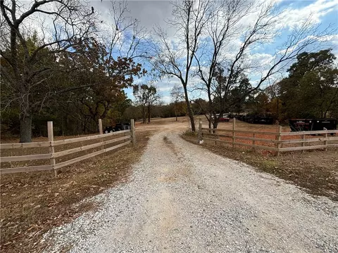 2833 W Ar-12, Gentry, AR 72734