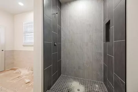 Bath - 4831 Hawk St, Springdale, AR 72762 photo 3 of 3