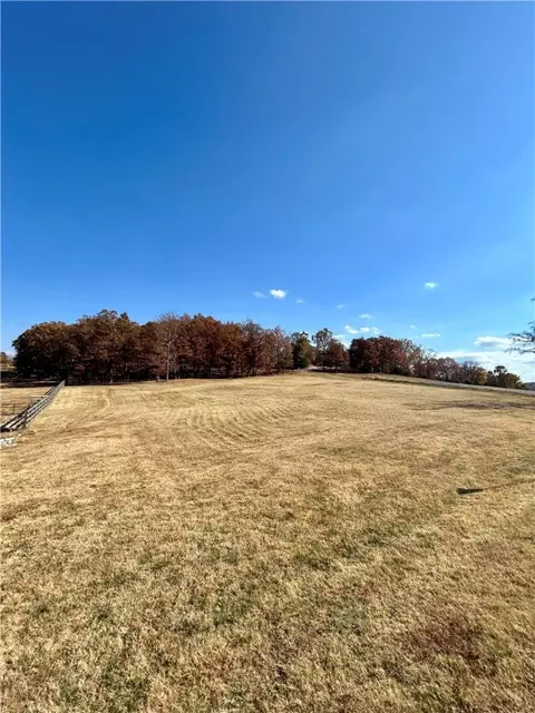 433 Meadow Ridge Dr, Huntsville, AR 72740