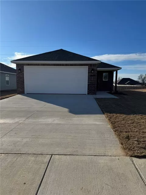1804 E Little John Dr, Siloam Springs, AR 72761
