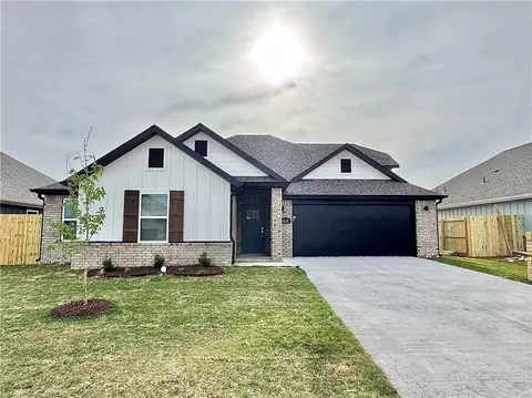 426 S Benchmark Ln, Fayetteville, AR 72704