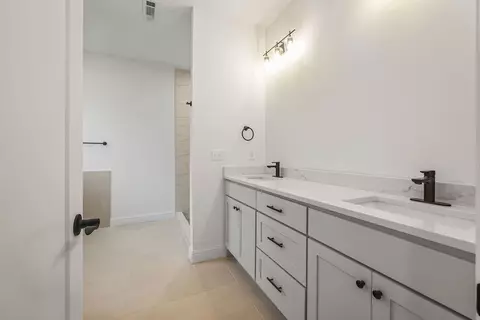 Bath - 7933 Range Ave, Springdale, AR 72762 photo 1 of 3