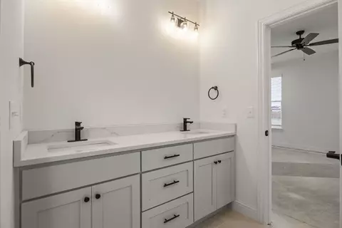 Bath - 7933 Range Ave, Springdale, AR 72762 photo 3 of 3