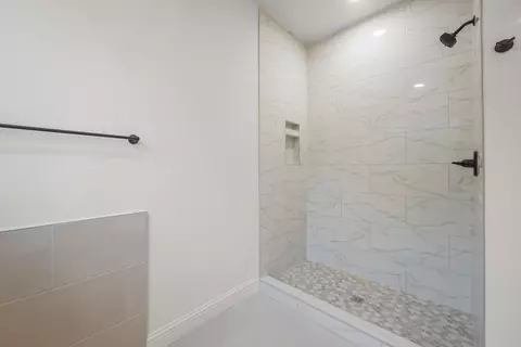 Bath - 7933 Range Ave, Springdale, AR 72762 photo 2 of 3