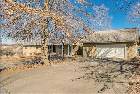 102 SE 11th Ave, Gravette, AR 72736