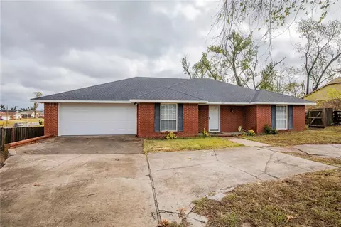 907 S 28th St, Rogers, AR 72758