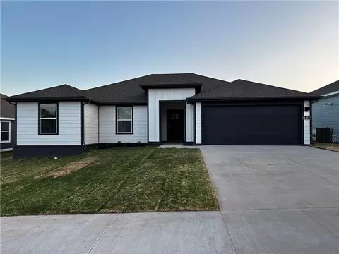 4439 W Glacier St, Fayetteville, AR 72704