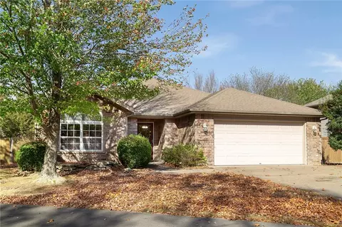 16 Edenhall Ln, Bella Vista, AR 72714
