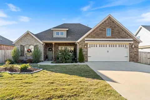 2302 N Elisabeth St, Siloam Springs, AR 72761