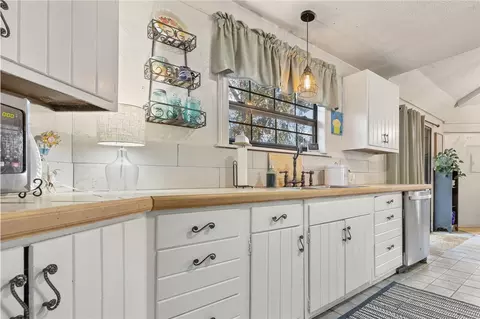 Kitchen - 709 Harmon Rd, Harrison, AR 72601 photo 4 of 4