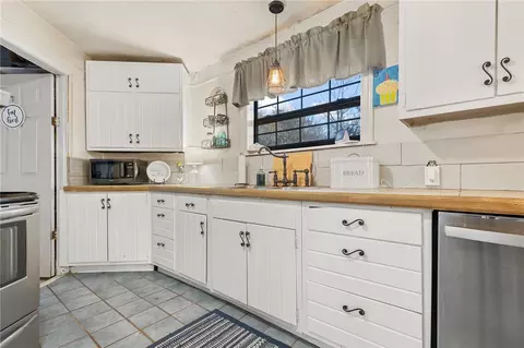Kitchen - 709 Harmon Rd, Harrison, AR 72601 photo 3 of 4