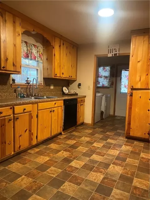 Kitchen - 665 Nc 8807, Jasper, AR 72641 photo 1 of 2