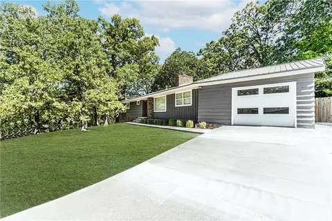 1148 N Oak Dr, Fayetteville, AR 72701