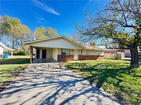 807 SE G St, Bentonville, AR 72712