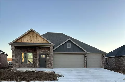 4821 W Planetree St, Fayetteville, AR 72704