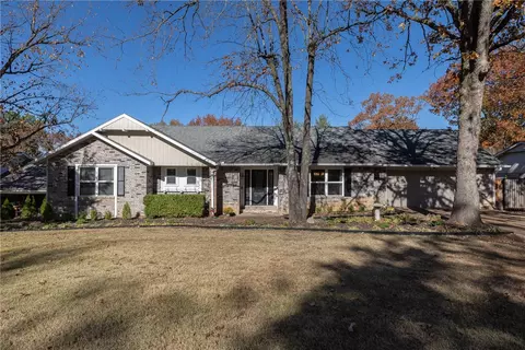 2164 E Gentle Oaks Ln, Fayetteville, AR 72703