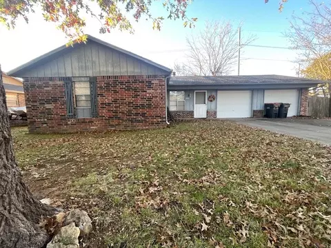 2303 Pin Oak Dr, Springdale, AR 72762