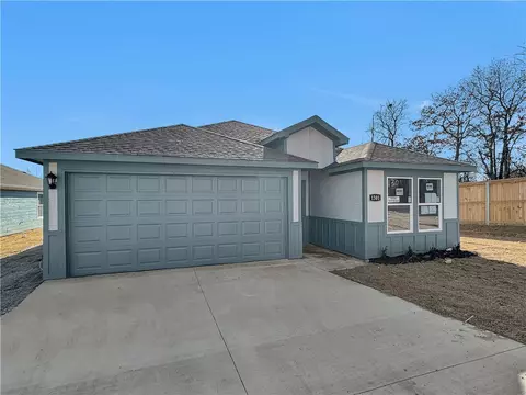 1301 Chavis St, Gentry, AR 72734