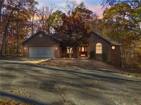 3 Traquir Ln, Bella Vista, AR 72715