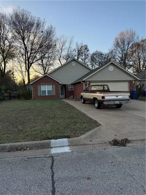 486 Sunset Ln, Siloam Springs, AR 72761
