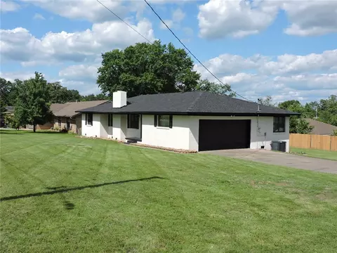 720 N 9th St, Van Buren, AR 72956
