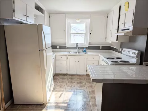 Kitchen - 401 S Cherry St, Harrison, AR 72601 photo 1 of 1