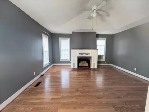 Living - 401 S Cherry St, Harrison, AR 72601 photo 3 of 3