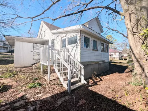 Exterior - 401 S Cherry St, Harrison, AR 72601 photo 2 of 3