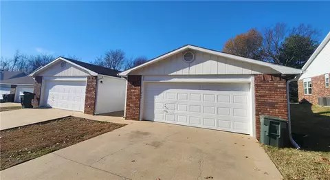 1645 N 1647 N Saddlehorn Ave, Fayetteville, AR 72703
