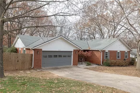 2409 N Hampton Ct, Fayetteville, AR 72703