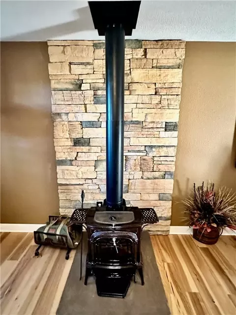 Living - 329 Bradley Ridge Rd, Marshall, AR 72650 photo 4 of 5