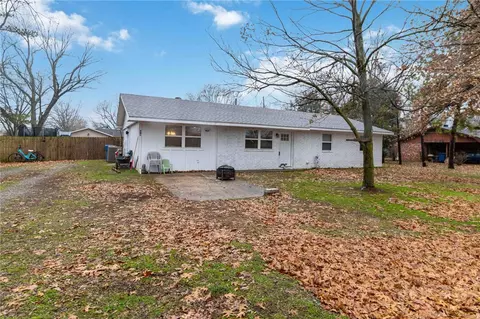 501 N Giles Ave, Gentry, AR 72734