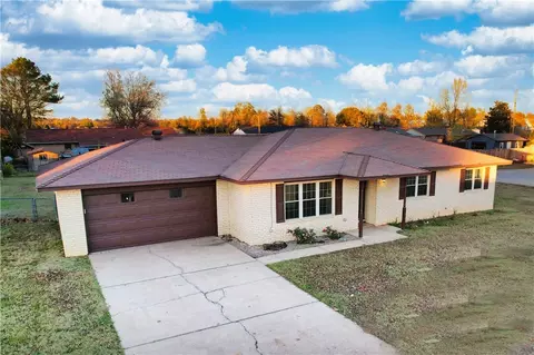 1001 W Callahan Dr, Rogers, AR 72758