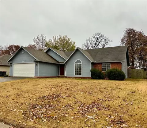 679 Oaklawn Dr, Springdale, AR 72764