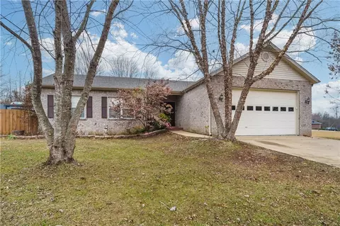 8 Breeghle Ln, Bella Vista, AR 72714