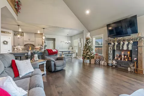 Living - 961 Silver Maple St, Centerton, AR 72719 photo 1 of 3