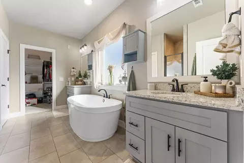 Bath - 961 Silver Maple St, Centerton, AR 72719 photo 2 of 4