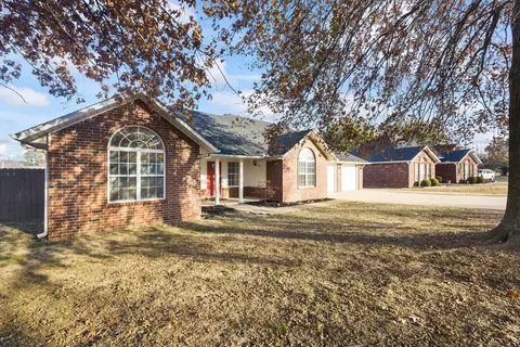 101 Cypress St, Prairie Grove, AR 72753