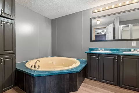 Bath - 1168 York Dr, Harrison, AR 72601 photo 1 of 3