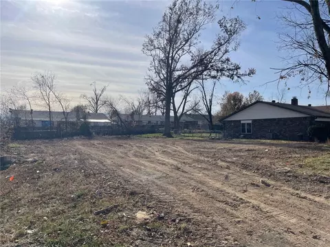 2708 W Gum St, Rogers, AR 72758