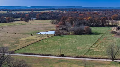 13471 White Oak Rd, Fayetteville, AR 72704