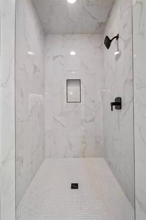 Bath - 8893 Williams Rd, Rogers, AR 72756 photo 5 of 6