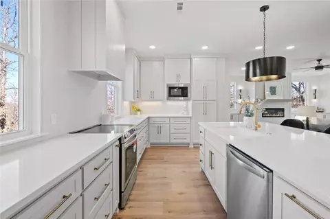 Kitchen - 8893 Williams Rd, Rogers, AR 72756 photo 2 of 3