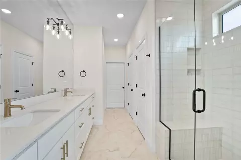Bath - 445 Fox Trl, Springdale, AR 72762 photo 1 of 2