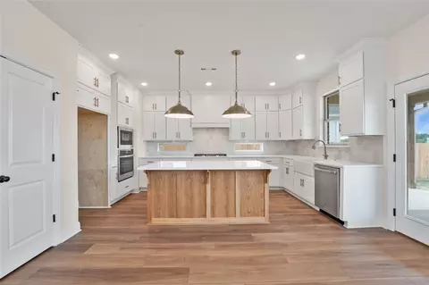 Kitchen - 445 Fox Trl, Springdale, AR 72762 photo 2 of 3