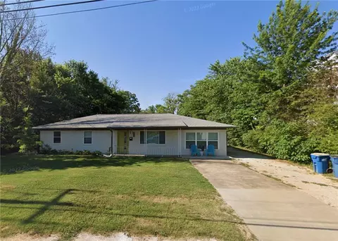 902 SE 3rd St, Bentonville, AR 72712