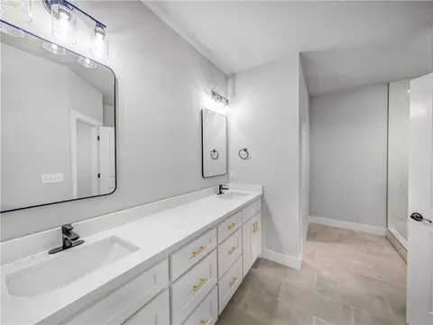 Bath - 7775 Range Ave, Springdale, AR 72762 photo 2 of 5