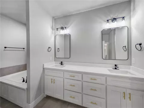 Bath - 7775 Range Ave, Springdale, AR 72762 photo 1 of 5